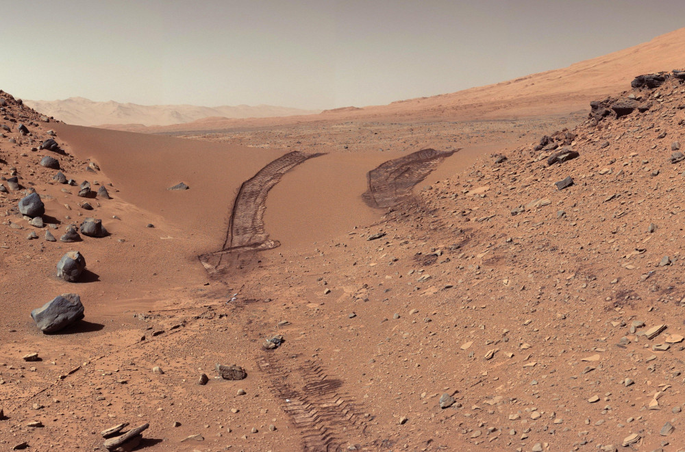 Curiosity-ის-ნაკვალევი-მარსის-ქვიშიან-დიუნაზე