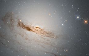 მომაკვდავი გალაქტიკა NGC 1947