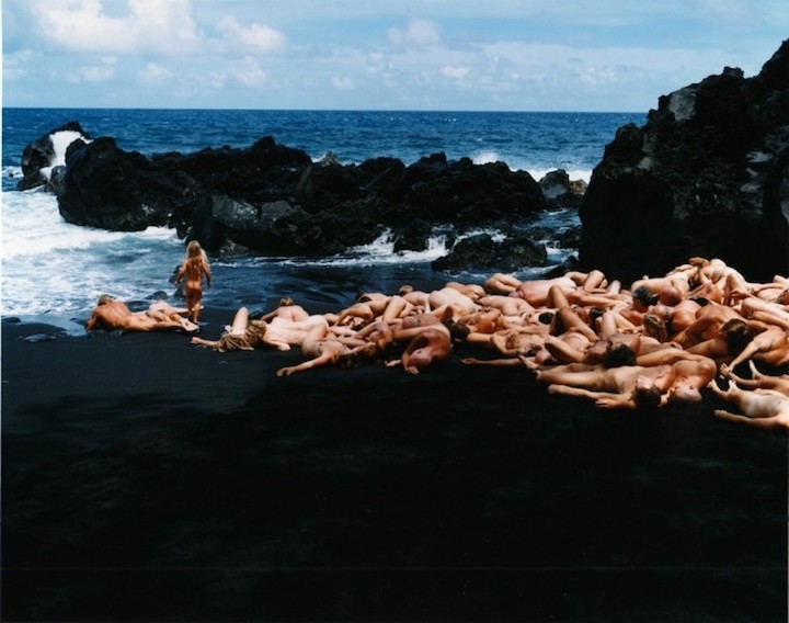 ნუდისტები - ნუდისტური სანაპირო - შიშველი ხალხი - სპენსერ ტუნიკი